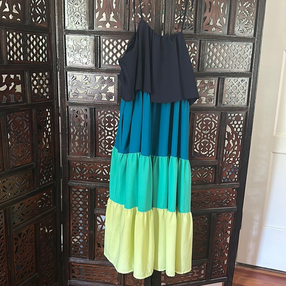 Perfect tiered dress for the beach! (And it has POCKETS!)